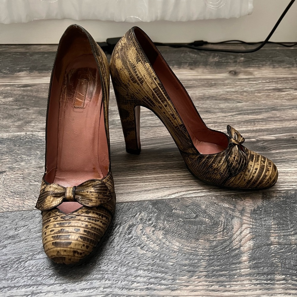 Alaia Gold Textured Bow Pump